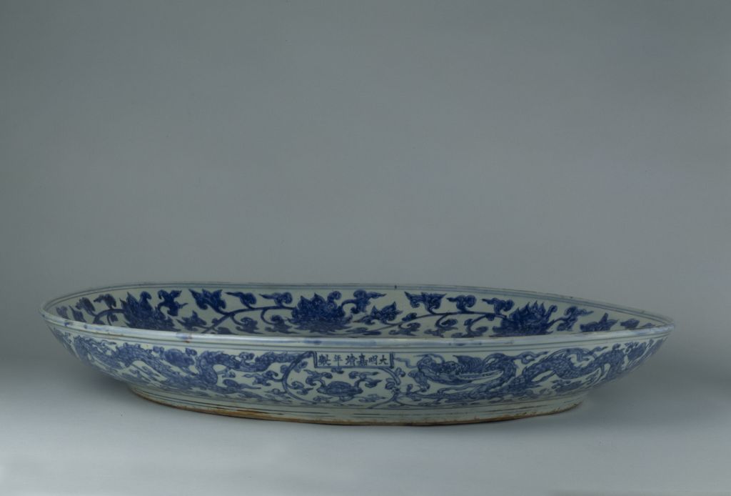 图片[1]-Blue and white dragons wear large plates with tangled branches and lotus patterns-China Archive